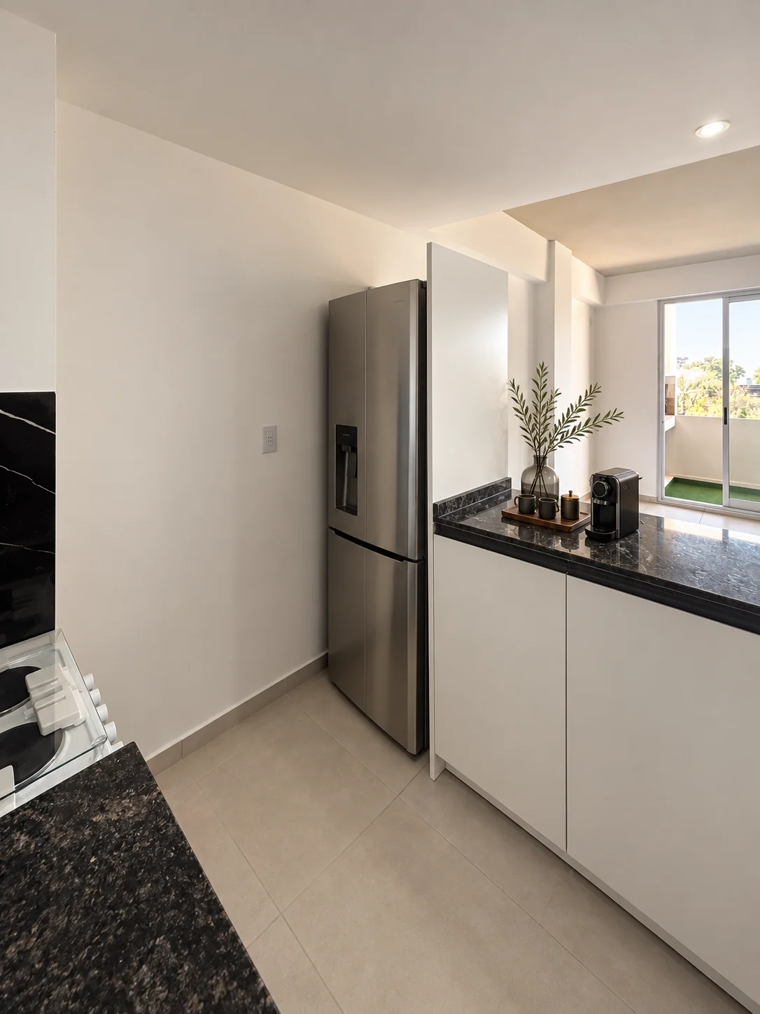 Cocina con mesada y espacio de guardado