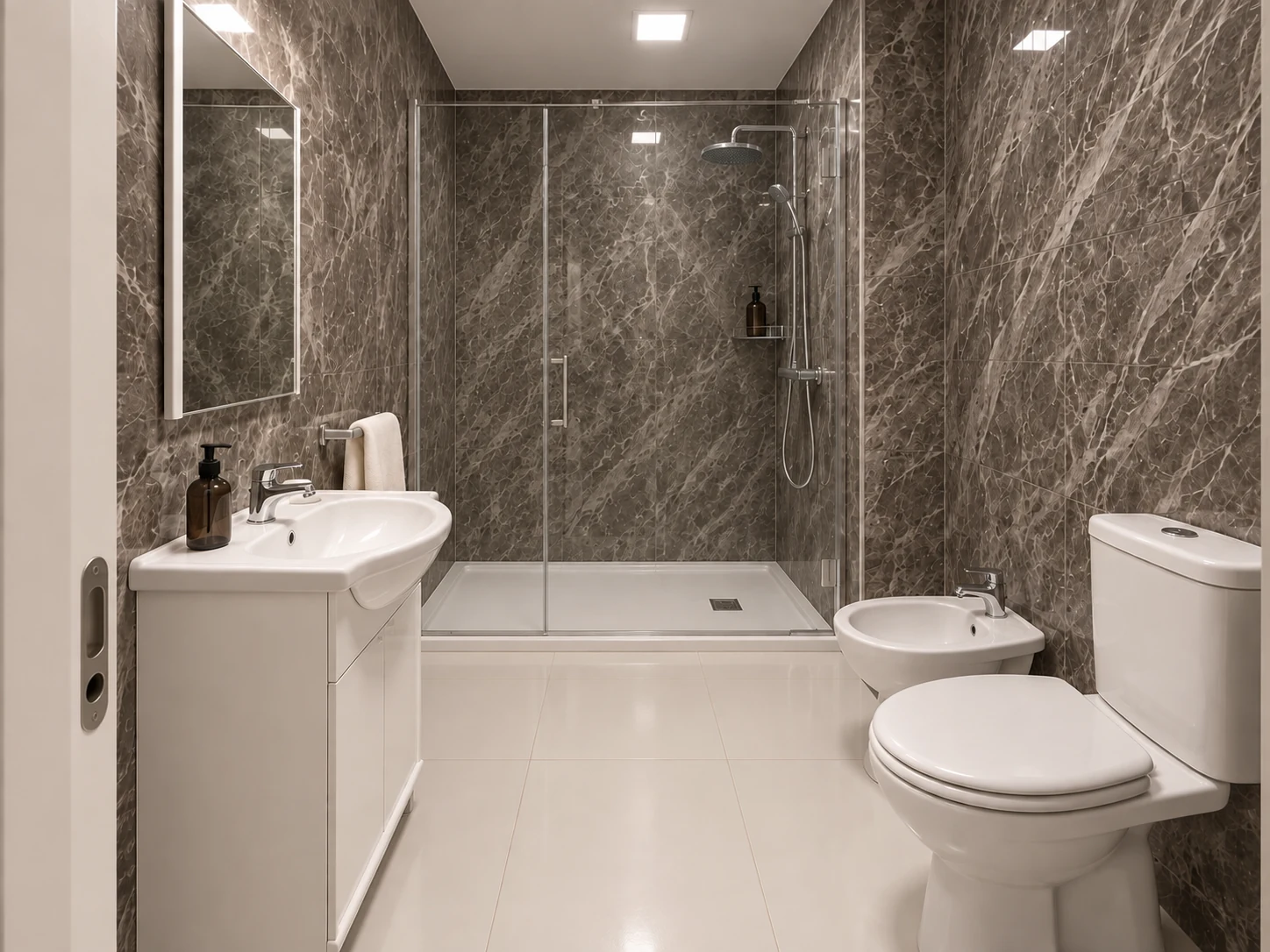 Baño con mampara de ducha